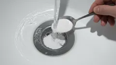 Voeg één ingrediënt toe aan soda en de verstopte gootsteen is in 10 minuten schoon