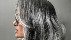 Haarverven na je 70ste: tips voor tinten die je er niet ouder, maar juist frisser laten uitzien