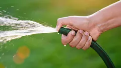 Hoe verhoog je de druk in een tuinslang zonder een loodgieter te bellen: eenvoudige oplossingen