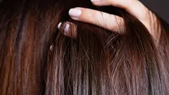 Koelkast in plaats van de kapsalon: keukenproducten die je haar weer glans en volume geven