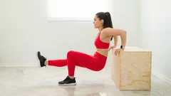 Een platte buik zonder matje of sportschool: deze 2 bewegingen laten je buikspieren werken