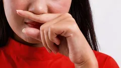 Psychologen: wat betekent het als iemand tijdens een gesprek zijn neus aanraakt?