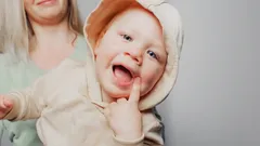 Het geheim van de kinderlijke lach: waarom schateren baby's voordat ze beginnen te praten?